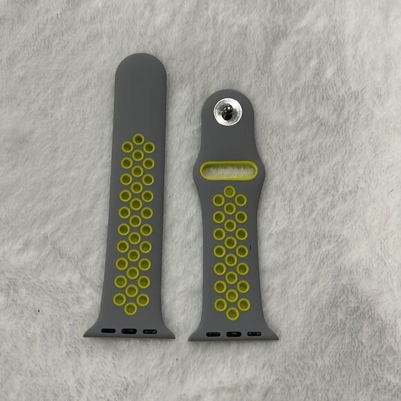 NWOT Apple Watch sports band (38/40) - Picture 1 of 3